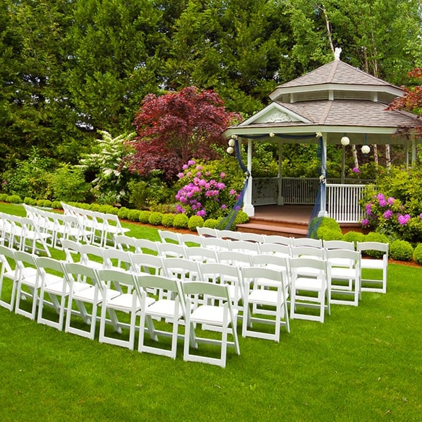 puedes personalizar los baños de renta para fiestas con decoraciones para tu fiesta